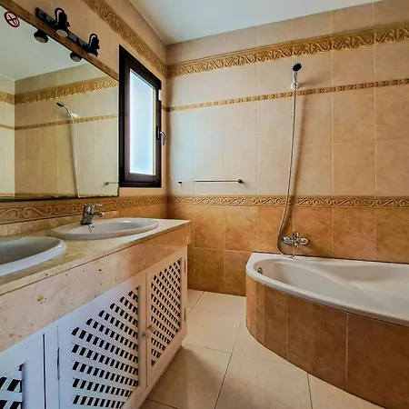 Lodge Tradizionale Con Giardino